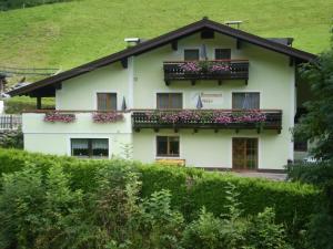 budynek z skrzyniami kwiatowymi na boku w obiekcie Pension Herzoggut w mieście Zell am See