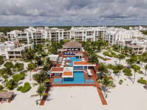Una vista aérea de un complejo turístico con piscina. en 2BR Apartment with Beach Club, en Cancún
