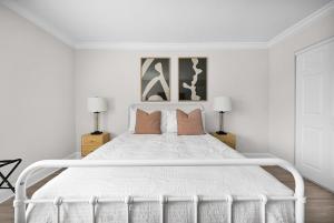 Postel nebo postele na pokoji v ubytování Cozy Boca Raton Getaway Pool BBQ & Serene Lake + 63 fotografií