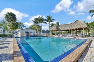 Bazén v ubytování Cozy Boca Raton Getaway Pool BBQ & Serene Lake nebo v jeho okolí