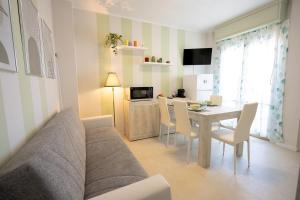 a living room with a couch and a table with chairs at Onda del cielo in San Salvo