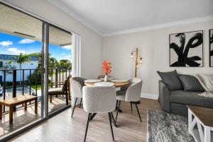 Balkón nebo terasa v ubytování Cozy Boca Raton Getaway Pool BBQ & Serene Lake