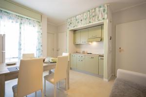 a kitchen with a table and chairs and a dining room at Onda del cielo in San Salvo