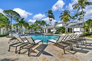 Una fila de tumbonas junto a una piscina. en Relaxation & Luxury Pool GYM Parking WIFI, en Deerfield Beach
