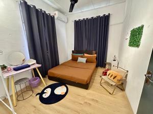 ブキッ・ムルタジャムにあるHome95#4pax#BukitMertajamのベッドとテーブルと椅子のある寝室