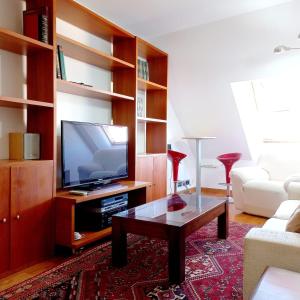 TV a/nebo společenská místnost v ubytování Encantador Ático cerca de la Playa de Coroso + 5 fotografií