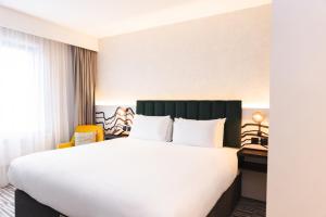 Postel nebo postele na pokoji v ubytování Leonardo Hotel Dublin Christchurch