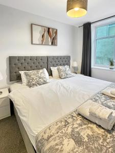 布莱克浦Granada Apartments Queen's Promenade的带窗户的卧室里有一张白色的大床