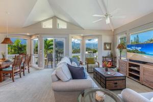una sala de estar con un sofá y una mesa en Villas Of Kamalii 55 condo, en Princeville 26 fotos más
