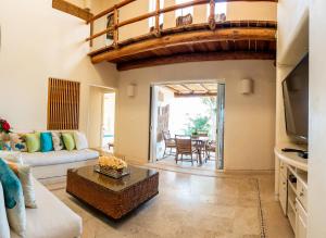 una sala de estar con un sofá y una mesa en Casa Wapa Espectacular Villa Boho Chic en Acapulco, en Acapulco