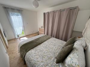 a bedroom with a bed and a window at Maison de vacances en campagne in Cavaillon