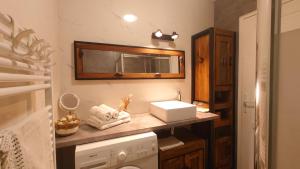 Koupelna v ubytování La Maison d 'Isa Mèze appartement RdC