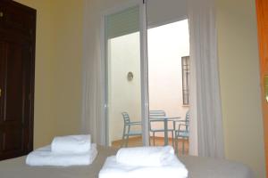 ein Schlafzimmer mit einem Bett mit zwei Handtüchern darauf in der Unterkunft Sunshine Corredera in Córdoba