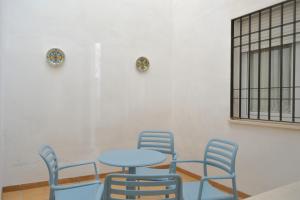einen Tisch und 4 Stühle in einem Zimmer in der Unterkunft Sunshine Corredera in Córdoba