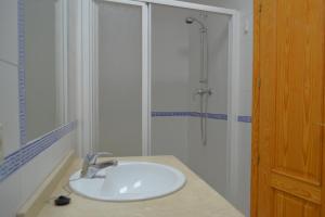 ein weißes Badezimmer mit Waschbecken und Dusche in der Unterkunft Sunshine Corredera in Córdoba + 7 Fotos
