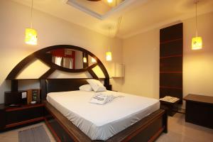 Un dormitorio con una cama grande en una habitación. en Floresta Tucuruvi (Adult Only), en São Paulo