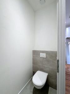 a bathroom with a white toilet in a room at Gordes Centre-Historique téléphérique in Grenoble