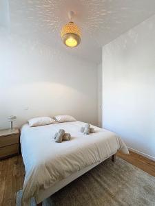 a bedroom with a large white bed with a ceiling at Gordes Centre-Historique téléphérique in Grenoble +12 photos