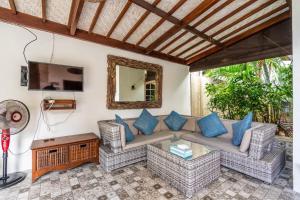 Μια τηλεόραση ή/και κέντρο ψυχαγωγίας στο Just a 3 min stroll to the Seminyak beach