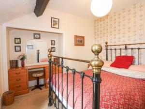 ein Schlafzimmer mit einem Bett, einer Kommode und einem Spiegel in der Unterkunft Dalar Cottage in Brynkir