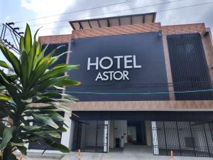 un cartello hotel sulla parte anteriore di un edificio di Hotel Astor Cucuta a Cúcuta
