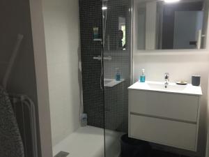Bathroom sa Appartement Design I - Port du Rosmeur - Douarnenez