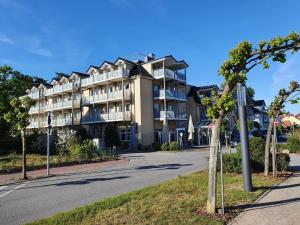 a large apartment building on the side of a road at Ferienwohnung Maritimus Haus Strandbummler Baabe in Baabe