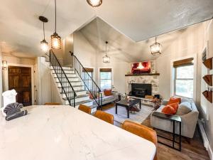 ein Wohnzimmer mit Tisch und Kamin in der Unterkunft NEW_Remodeled Cozy Mountain Getaway in Breckenridge