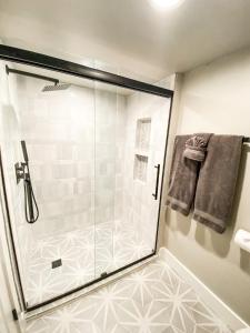 ein Badezimmer mit Dusche mit Glastür in der Unterkunft NEW_Remodeled Cozy Mountain Getaway in Breckenridge + 22 Fotos
