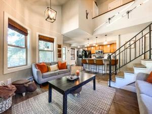 ein Wohnzimmer mit Sofa und Tisch in der Unterkunft NEW_Remodeled Cozy Mountain Getaway in Breckenridge