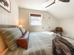 ein Schlafzimmer mit einem Bett und einem Deckenventilator in der Unterkunft NEW_Remodeled Cozy Mountain Getaway in Breckenridge