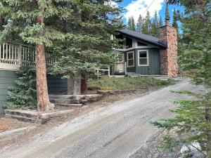 ein Haus mit einer Schotterstraße davor in der Unterkunft NEW_Remodeled Cozy Mountain Getaway in Breckenridge
