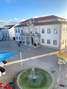 un edificio con fontana in mezzo a un cortile di Chalé do Tejo a Moita
