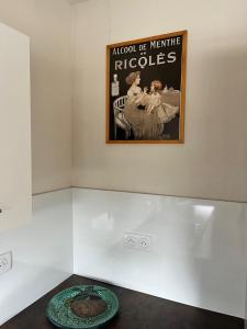 una foto de un cartel y un plato en una mesa en Au théâtre, en Colmar