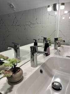 lavabo con 2 grifos y espejo en Au théâtre, en Colmar 15 fotos más