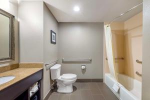 Vannituba majutusasutuses Best Western Plus Midwest City Inn & Suites +22 fotot