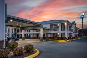 a building with a parking lot in front of it at Best Western Royal Inn in Chattanooga