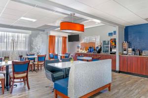 a restaurant with tables and chairs and a counter at Best Western Royal Inn in Chattanooga