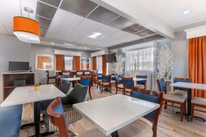 a dining room with tables and chairs at Best Western Royal Inn in Chattanooga