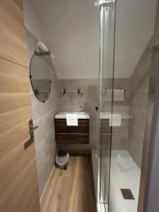 un baño con ducha y lavabo en Hotel Eden, en Saint-Malo 59 fotos más
