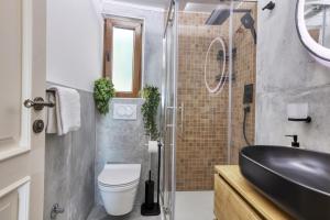 un baño con inodoro y lavabo en Apartman Sun 2, en Šibenik