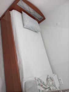Postel nebo postele na pokoji v ubytování Renovated 2BD house close to Pireus port