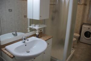 A bathroom at Dimora Re di Roma - Rome Apartment