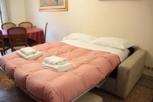 A bed or beds in a room at Dimora Re di Roma - Rome Apartment