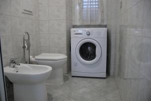 A bathroom at Dimora Re di Roma - Rome Apartment Még 29 kép