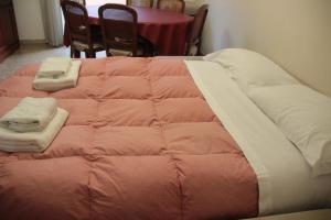 A bed or beds in a room at Dimora Re di Roma - Rome Apartment