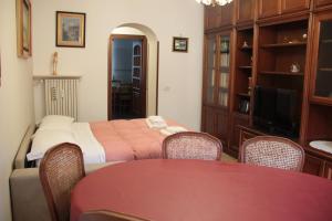 A seating area at Dimora Re di Roma - Rome Apartment