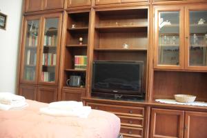 A television and/or entertainment centre at Dimora Re di Roma - Rome Apartment