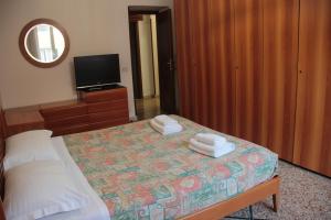 A bed or beds in a room at Dimora Re di Roma - Rome Apartment