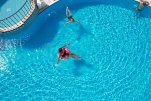 Bazén v ubytování Hotel Sinatra - All Inclusive nebo v jeho okolí
